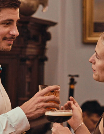 Bryllupsgæster med cocktails