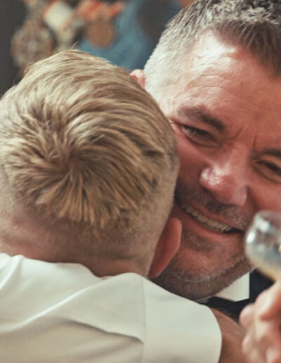 Brudegommen og glad gæst med cocktail