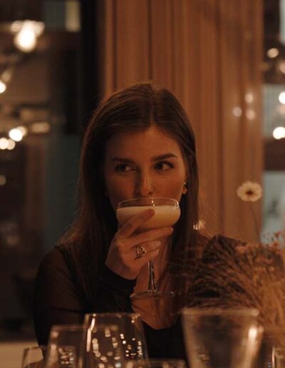 Gæst med cocktail i coupeglas