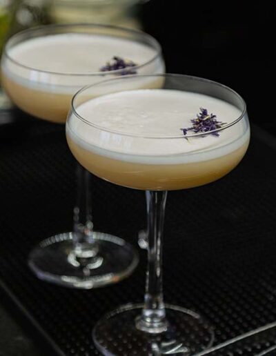 Citronkyst cocktailen med blomster