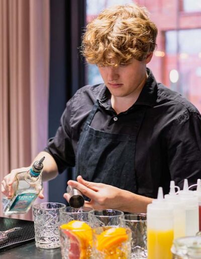 Bartender laver cocktail med tequila hos CodeNode