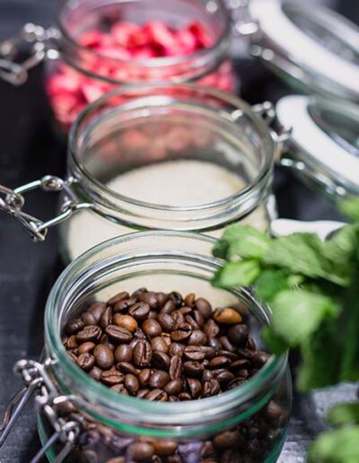 Garnish og pynt på sort bar