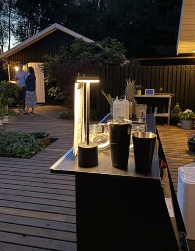 Mobil bar med lys om aftenen