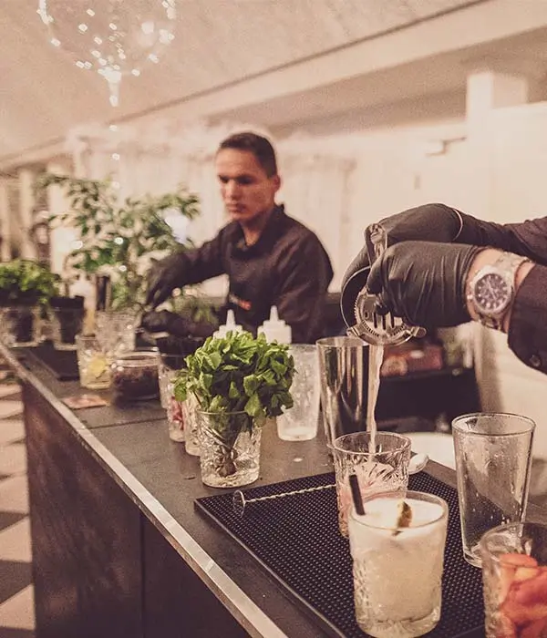 Professionelt opsætning af bar og bartendere til bryllup