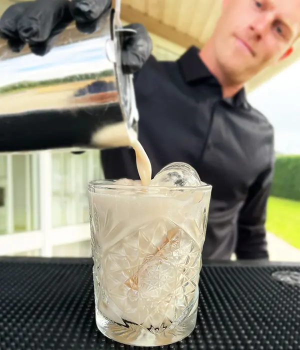 Lej en bartender til sommerfest og få White Russian cocktails