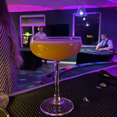 Blandt de populære cocktails i 2024 er Pornstar Martini