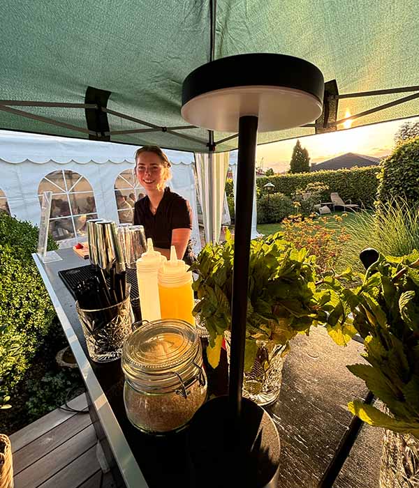 Bar og bartender under parasol til privatfest