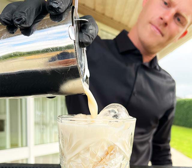 Bartender strainer en white russian cocktail