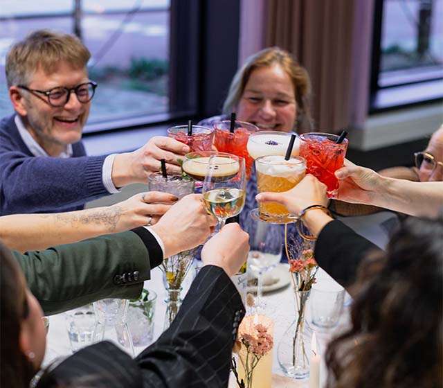 Gæster med cocktails fra BareenBar hos CodeNode