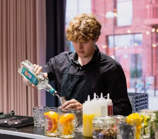 Komplet barløsning hos CodeNode BareenBars bartender mixer cocktailen Paloma
