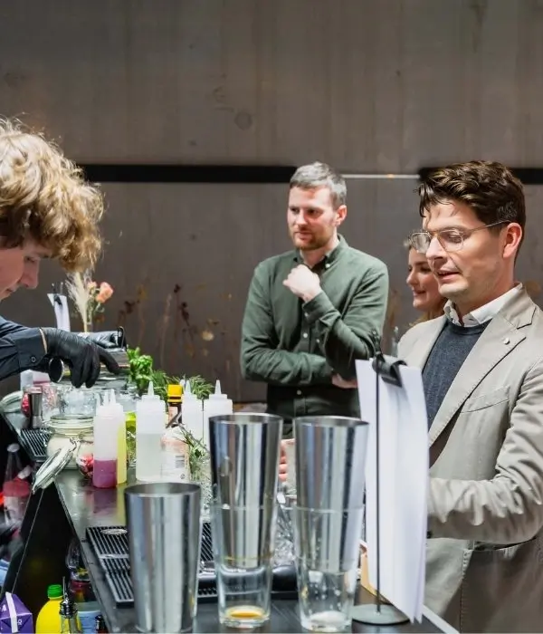 Gæster til barevent - CodeNode Lej en bartender til din fest og giv gæster fri bar