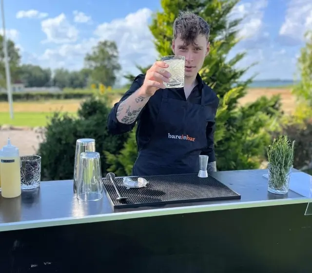 Bar og bartender til havefest Lej en bar til sommerfesten i haven med krystalglas